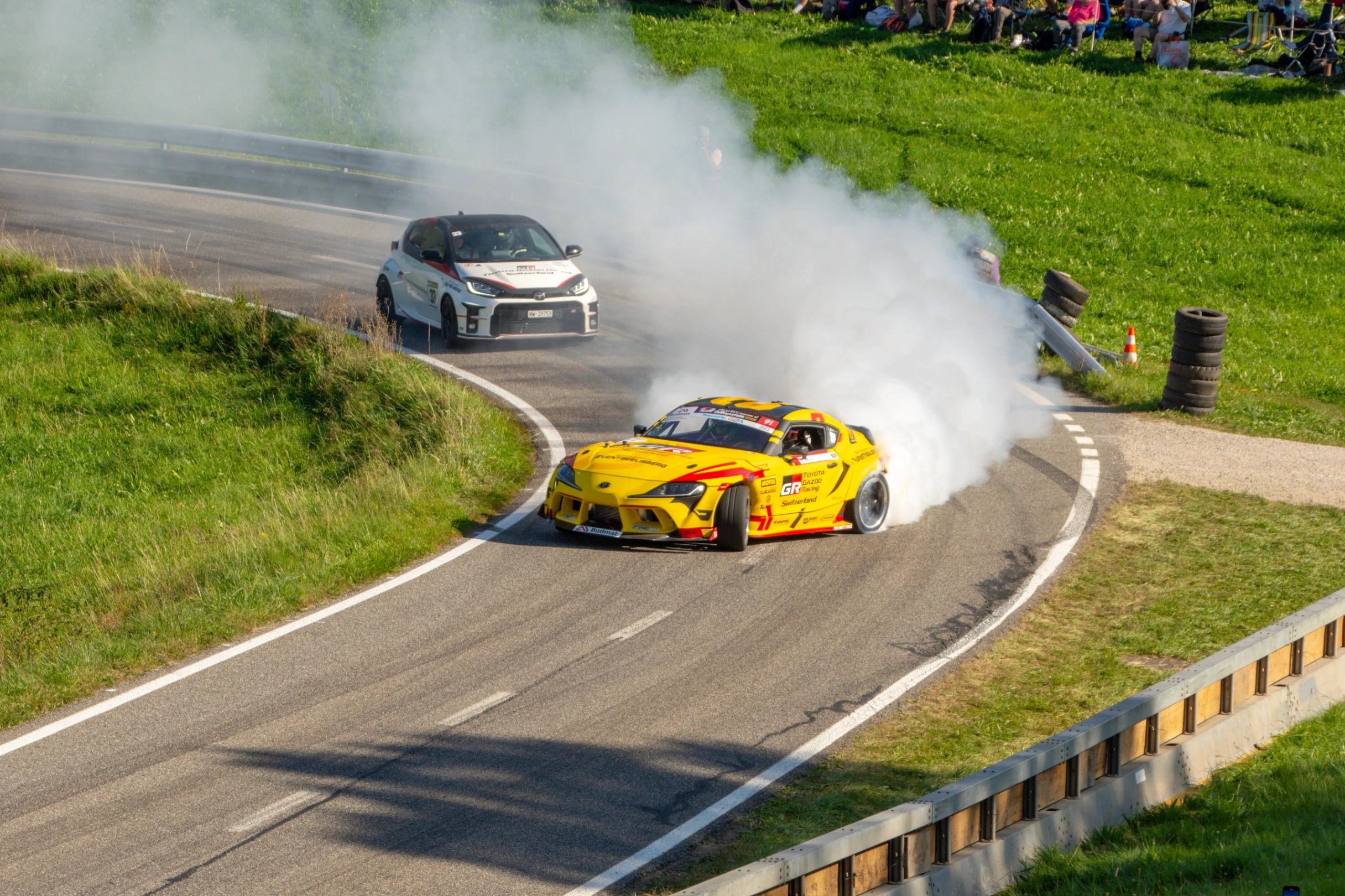 Toyota Supra driftet Bergstrasse hoch