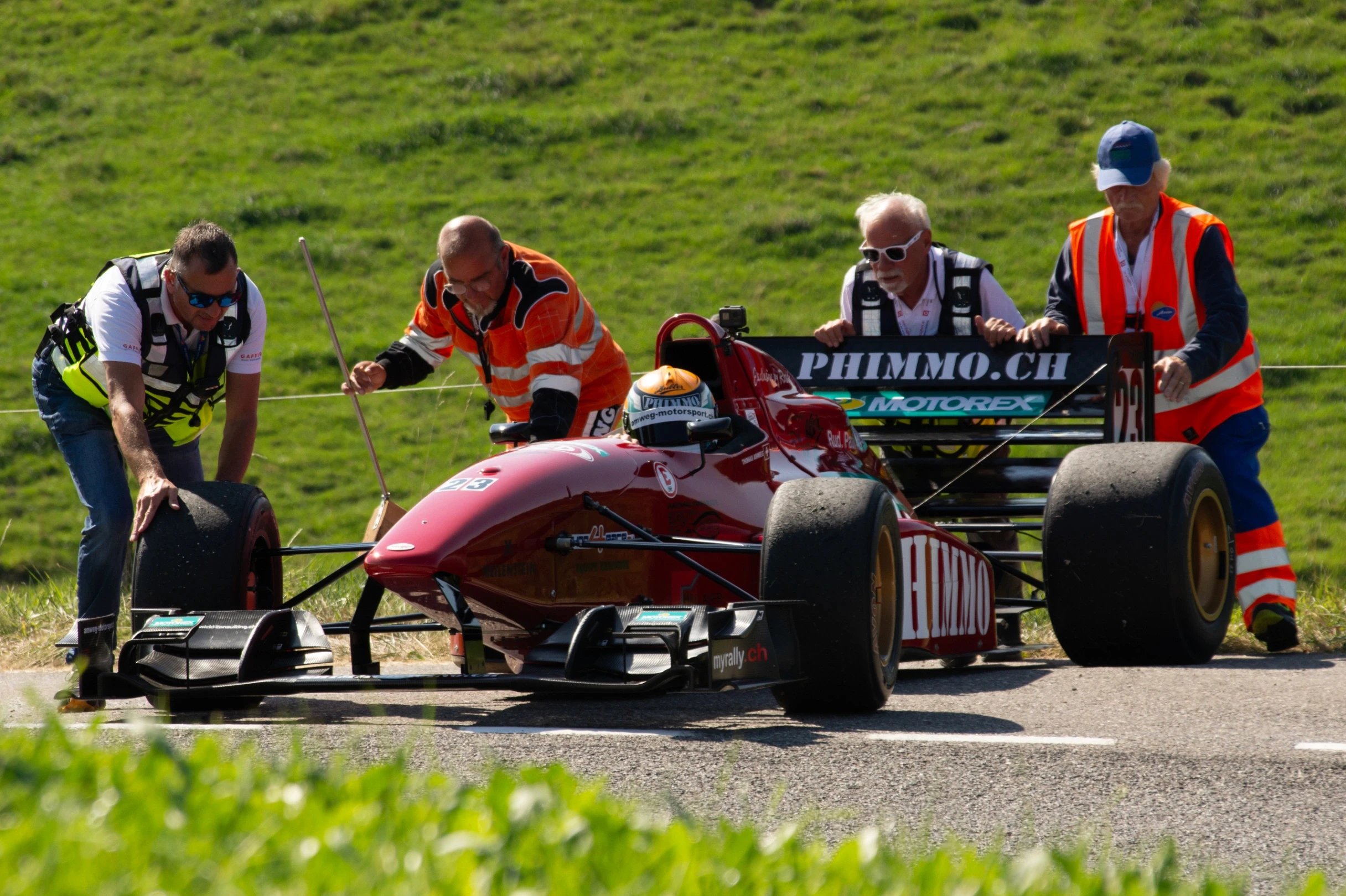 Formel Auto wird am Gurnigel abgeschleppt